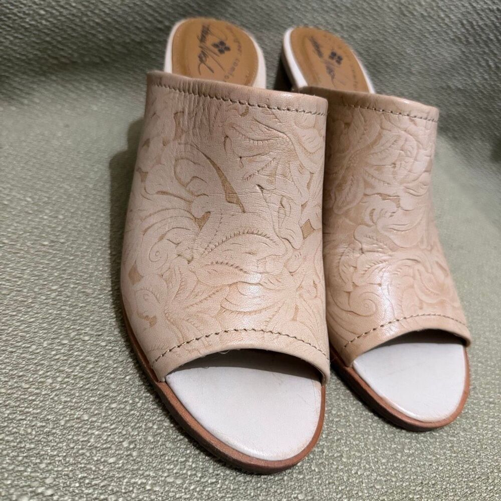 Patricia Nash Shelli Leather Patterned Beige Slip On High Heal Shoes Size 9 NWOT - Picture 5 of 10